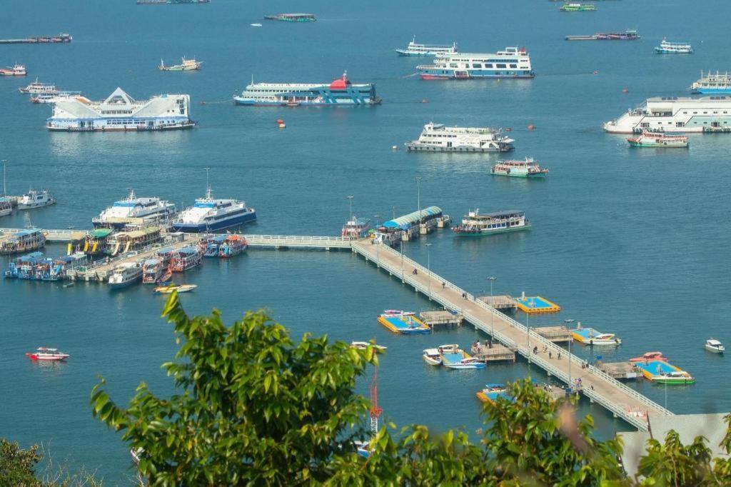 Rose Bay Resort Pattaya Bagian luar foto