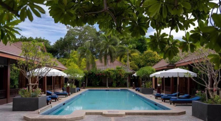 Rose Bay Resort Pattaya Bagian luar foto