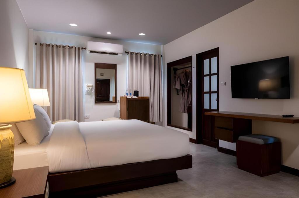 Rose Bay Resort Pattaya Bagian luar foto